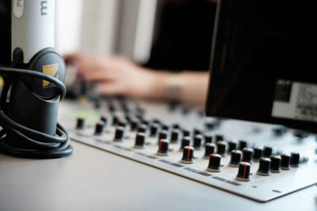 How Small Online Radio Stations Generate Revenue Without Charging Artists